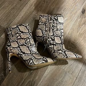 Express size 9 NWT ankle boots